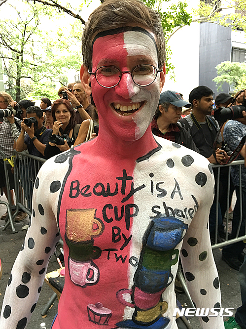 【뉴욕=AP/뉴시스】9일(현지시간) 미국 뉴욕 맨해튼에서 개막한 제3회" 뉴욕 바디페인팅데이" 누드모델 자원봉사자인 찰스 다리우스가 사람들 앞에서 포즈를 취하고 있다. 예술의 표현의 자유와 인간과의 소통을 위해 열리는 이 축제에는 10여명의 화가들과 약 100명의 누드모델 자원자들이 참가했다. 2016.07.10