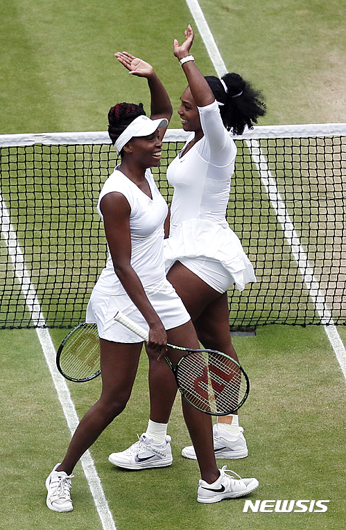 【런던=AP/뉴시스】세레나 윌리엄스(35·미국·사진 왼쪽)와 비너스 윌리엄스(36·미국·사진 오른쪽)가 일(한국시간) 영국 윔블던의 올잉글랜드클럽에서 펼쳐진 대회 여자 복식 결승에서 티메아 바보스(23·이탈리아)-야로슬라바 시베도바(29·카자흐스탄) 조를 2-0(6-3 6-4)으로 완파, 우승을 차지한 뒤 하이파이브를 하고 있다.
