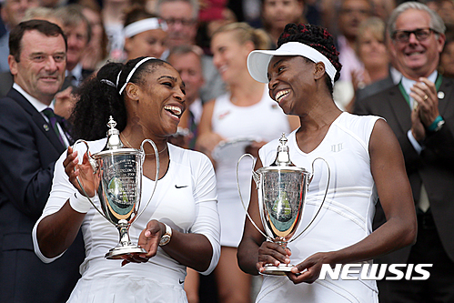 【런던=AP/뉴시스】세레나 윌리엄스(35·미국·사진 왼쪽)와 비너스 윌리엄스(36·미국·사진 오른쪽)가 일(한국시간) 영국 윔블던의 올잉글랜드클럽에서 펼쳐진 대회 여자 복식 결승에서 티메아 바보스(23·이탈리아)-야로슬라바 시베도바(29·카자흐스탄) 조를 2-0(6-3 6-4)으로 완파, 우승을 차지한 뒤 트로피를 들고 미소를 짓고 있다.