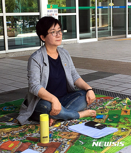 【대전=뉴시스】조명휘 기자 = 박정현 더물어민주당 대전시의원이 10일 오전 시의회 앞에서 기자회견을 열고 원칙과 약속을 지키는 원구성을 해야한다고 주장한 뒤 단식에 들어갔다.&nbsp;&nbsp;&nbsp;&nbsp; 박 의원은 제7대 대전시의회 후반기 원구성 파행과 관련해 해당행위를 한 시의원에 대한 중앙당의 즉각적인 징계를 비롯한 4가지 사항을 요구했다. 2016.07.10.&nbsp; photo@newsis.com