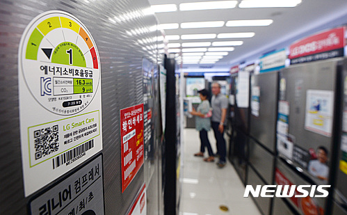 【서울=뉴시스】김진아 기자 = 지난 1일 정부가 소비자가 에너지소비효율 1등급 제품을 살 경우 구매 가격의 10%를 환급받을 수 있도록 한 제도인 ‘에너지효율 1등급 가전제품 인센티브 지원책’을 발표한 이후 여름철 가전제품 판매가 늘어난 것으로 나타났다.&nbsp; 이마트는 지난 1일부터 7일까지 가전제품 매출을 집계한 결과 지난해 같은 기간보다 36% 증가했다고 전했다.&nbsp; 사진은 10일 서울 용산구 하이마트 용산점 가전제품에 에너지소비효율등급표가 붙어 있다. 2016.07.10.&nbsp; bluesoda@newsis.com