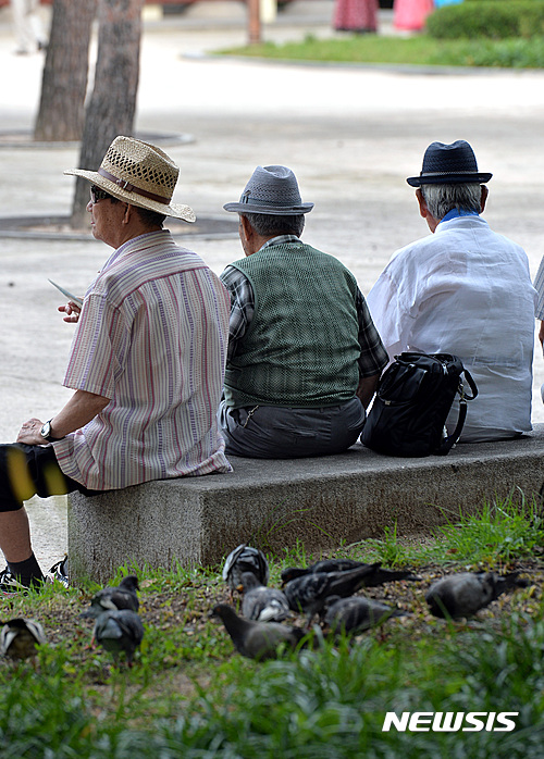 【서울=뉴시스】이영환 기자 = 세계 인구의 날을 하루 앞둔 10일 오후 서울 종로구 탑골공원에서 어르신들이 휴식을 취하고 있다.&nbsp; 대한민국이 당면한 최대 도전과제인 저출산과 고령화 문제를 해결하기 위한 정책과 대책이 필요한 시기이다. 2016.07.10.&nbsp; 20hwan@newsis.com