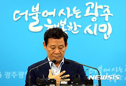 【광주=뉴시스】신대희 기자 = 윤장현 광주시장이 11일 오전 광주시청 5층 브리핑룸에서 광주시의 '자동차 100만대 생산기지 조성사업이 정부의 예비타당성 조사를 통과한 것과 관련, 기자간담회를 갖고 있다. 2016.07.11.&nbsp; sdhdream@newsis.com