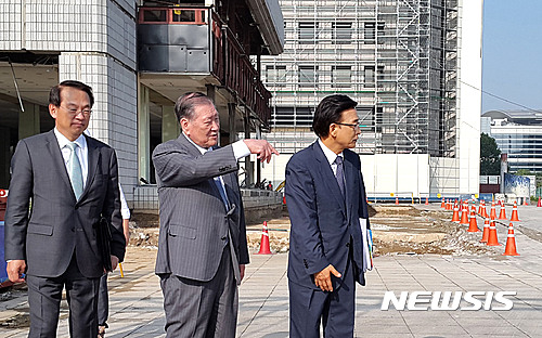 【서울=뉴시스】정몽구 현대차그룹 회장이 지난 8일 옛 한전본사 건물 해체 작업을 앞두고 있는 서울 삼성동 글로벌 비즈니스센터(GBC) 현장을 방문했다. 정 회장은 이자리에서 “해체는 물론 건설은 가장 안전하며 친환경적으로 이뤄져야 한다”고 강조했다. GBC는 내년 초 건설 착공에 들어가 2021년 말 완공될 예정이다. 2016.07.11. (사진=현대차그룹 제공) photo@newsis.com