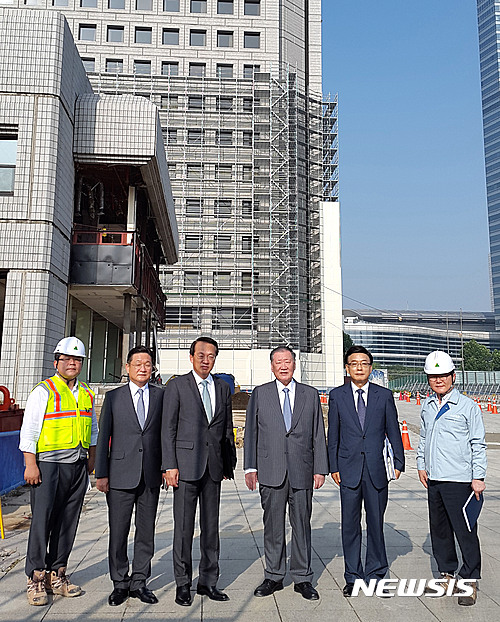 【서울=뉴시스】정몽구 현대차그룹 회장이 지난 8일 옛 한전본사 건물 해체 작업을 앞두고 있는 서울 삼성동 글로벌 비즈니스센터(GBC) 현장을 방문했다. 정 회장은 이자리에서 “해체는 물론 건설은 가장 안전하며 친환경적으로 이뤄져야 한다”고 강조했다. GBC는 내년 초 건설 착공에 들어가 2021년 말 완공될 예정이다. 2016.07.11. (사진=현대차그룹 제공) photo@newsis.com