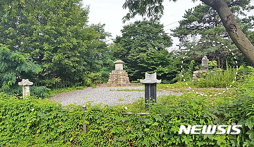 【충주=뉴시스】강신욱 기자 = 11일 충북 충주시 문화동 호암저수지 신설 주차장 옆에 세워져 있는 위령탑 주인공은 1937년 5월 통관 파손 수리공사를 하다 익사한 일본인 잠수부를 위로해 건립한 것으로 보인다. 수리조합장 공덕비 뒤편으로 위령탑(점선 원안)과 기단 형태가 같은 가옥형 석함 조형물이 나란히 놓여 있다. 2016.07.11.  ksw64@newsis.com