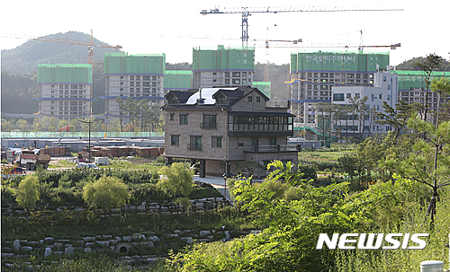 【강릉=뉴시스】김경목 기자 = 11일 강원 강릉시 유천지구에서 2018년 평창동계올림픽 때 사용될 선수촌과 미디어촌 아파트가 지어지고 있다. 2016.07.11.&nbsp; photo31@newsis.com