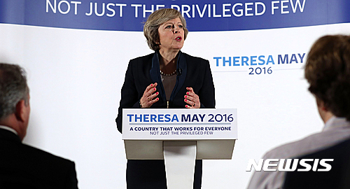 【런던=AP/뉴시스】영국의 테레사 메이 내무장관이 11일 차기 총리 경선의 캠페인을 공식 출범시키고 있다. 한 시간도 못돼 결선 투표의 경쟁 후보인 안드레아 레드섬 에너지 부장관이 지지 부족을 이유로 경선 사퇴를 발표했다. 메이 후보는 곧 승자 확정과 함께 차기 총리로 지명될 수 있다. 2016. 7. 11.&nbsp;&nbsp;&nbsp;&nbsp;&nbsp;&nbsp; 