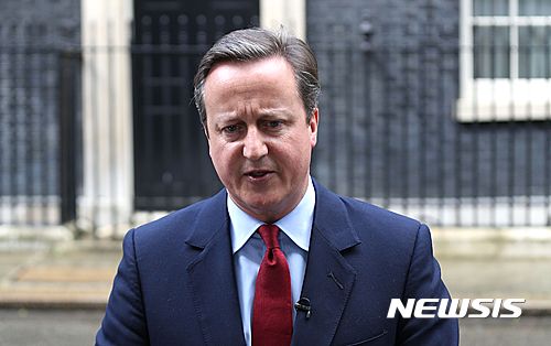 【런던=AP/뉴시스】데이비드 캐머런 영국 총리가 11일(현지시간) 런던 총리관저 앞에서 오는 13일 자신은 총리직에서 물러나고 테레사 메이 총리 내정자가 취임한다고 발표하고 있다. 2016.07.11