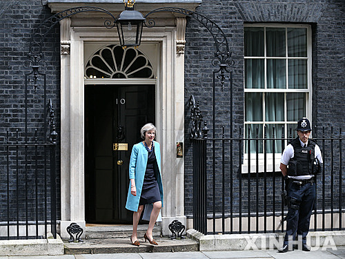 【런던=신화/뉴시스】테레사 메이 영국 총리 내정자가 13일 정식으로 취임한다. 사진은 지난 11일(현지시간) 런던 총리관저에서 내각 회의를 마친 후 나서는 메이 당시 내무장관의 모습. 2016.07.12&nbsp;&nbsp; 