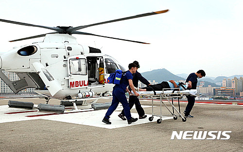 [목포=뉴시스] 닥터헬기가 11일 전남 신안군 장산도에서 환자 황모(74)씨를 목포한국병원으로 이송하면서 1000번째 출동 기록을 세웠다. 2017.07.12 (사진=목포한국병원 제공) photo@newsis.com