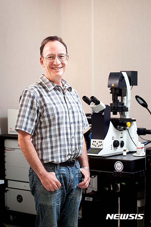 【울산=뉴시스】구미현 기자 = UNIST 자연과학부 스티브 그래닉(Steve Grainick) 교수팀이 미세한 콜로이드(colloid) 입자들이 스스로 조립하는 현상을 규명했다고 12일 밝혔다. 스티브 그래닉 교수 모습. 2016.07.12. (사진=UNIST 제공)&nbsp; photo@newsis.com