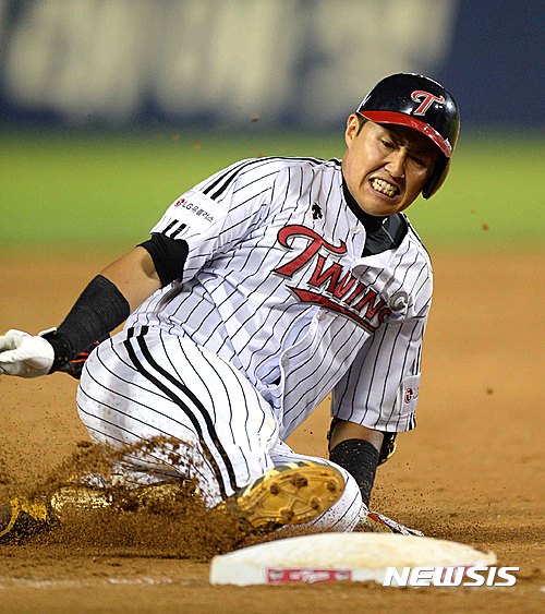 【서울=뉴시스】고범준 기자 = 12일 오후 서울 송파구 잠실야구장에서 열린 2016 KBO리그 LG 트윈스와 한화 이글스의 경기, 7회말 2사 1,2루 LG 채은성이 우중간 3루타를 치고 베이스를 밟고 있다. 2016.07.12.&nbsp; bjko@newsis.com