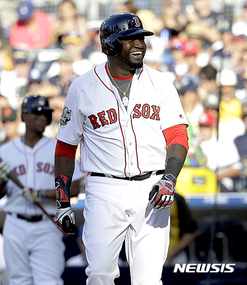 【샌디에이고(미국)=AP/뉴시스】12일(현지시간) 미국 캘리포니아주 샌디에이고 펫코 파크에서 '2016 메이저리그(MLB) 올스타전'이 열린 가운데 아메리칸리그가 내셔널리그를 4-2로 누르며 4연승을 달렸다. 올 시즌 이후 은퇴하는 '빅 파피' 데이빗 오티즈(41·보스턴)가 볼넷을 골라 걸어나가며 활짝 웃고 있다. 2016.07.13