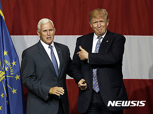 【웨스트필드=AP/뉴시스】미국 공화당의 사실상 대선 후보 도널드 트럼프(오른쪽)가 12일(현지시간) 인디애나주 웨스트필드에서 마이크 펜스 인디애나 주지사와 선거 유세를 함께 하고 있다. 펜스 주지사는 트럼프의 부통령 후보 중 한 명으로 거론된다. 2016.7.13. 