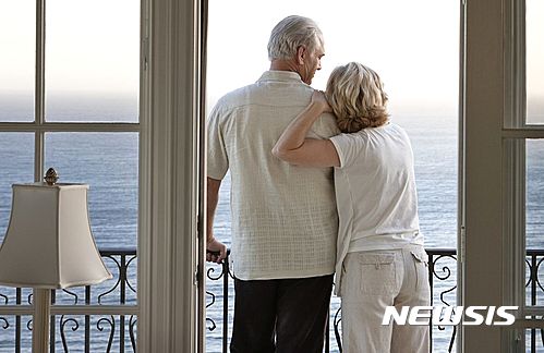 【서울=뉴시스】블룸버그통신은 13일(현지시간) 제2차 세계대전 이후 고도성장의 혜택을 한껏 누렸던 미국의 베이비부머(1946~1965년 사이에 출생한 사람들)들이 은퇴 후에도 부를 계속 늘려가고 있는 것으로 나타났다고 보도했다. 미국 주식시장의 호황 덕에 은퇴 자금을 계속 불려가고 있는 것이다. 2011년 이후 뉴욕증시의 스탠더드앤드푸어스(S&P500) 지수는 91%나 올랐다. <출처: 블룸버그통신> 2016.07.13.