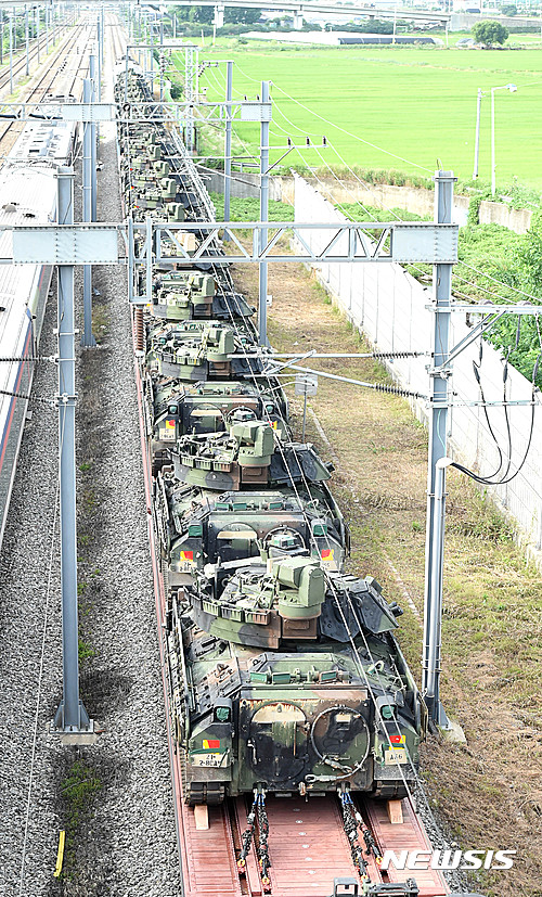 【평택=뉴시스】이정선 기자 = 경기 동두천 주한미군 2사단 부대가 평택으로의 첫 이전을 시작한 13일 오후 경기 평택 목천고가교 인근에서 2-8기병대의 보병전투장갑차를 실은 열차가 평택 미군기지를 향해 달리고 있다. 2016.07.13.&nbsp; ppljs@newsis.com
