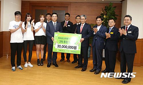 【서울=뉴시스】여의도순복음교회는 13일 성전비서실에서 세브란스 어린이병원에 기부금 3000만원을 전달했다. 사진 앞줄 왼쪽부터 네 번째가 이영훈 담임목사, 다섯 번째가 한상원 병원장.