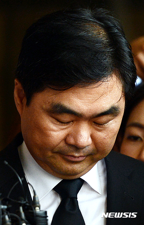 【서울=뉴시스】임태훈 기자 = 넥슨 비상장 주식 특혜 매입 의혹을 받고 있는 진경준 검사장이 피의자 신분 조사를 받기 위해 14일 오전 서울 서초구 서울중앙지방검찰청에 출석하고 있다. 2016.07.14.&nbsp; taehoonlim@newsis.com