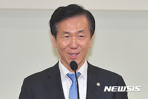 【서울=뉴시스】김동민 기자 = 하창우 대한변협회장이 14일 오전 서울 여의도 국회의원회관 제2소회의실에서 열린 ‘전관비리 근절을 위한 토론회’에 참석해 인사말을 하고 있다.&nbsp; 새누리당 주광덕, 김정재 의원 주최로 열린 이번 토론회에서는 전관비리 근절을 위한 대책을 주제로 토론이 펼쳐졌다. 2016.07.14.&nbsp; life@newsis.com 