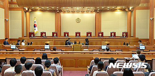 【서울=뉴시스】전진환 기자 = 박한철 헌법재판소장과 재판관들이 14일 오후 공직선거법 제56조 제1항 제2호 등 위헌확인을 위한 공개변론을 위해 헌재 대심판정에 자리하고 있다. 2016.07.14. amin2@newsis.com