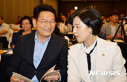 【나주=뉴시스】배동민 기자 = 더불어민주당 당권주자인 추미애 의원과 송영길 의원이 14일 오후 전남 나주시 모 호텔에서 열린 '더민주 전남도당 핵심당원 역량강화를 위한 워크숍'에 나란히 참석해 이야기를 나누고 있다. 2016.07.14. guggy@newsis.com