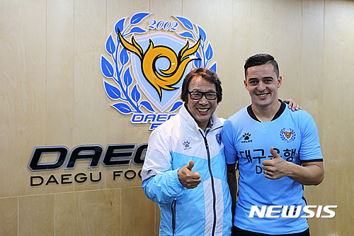【서울=뉴시스】K리그 챌린지(2부 리그) 대구FC가 브라질 공격수 알렉스(오른쪽)를 영입했다고 14일 밝혔다. (사진 = 대구FC 제공). 2016.07.14.