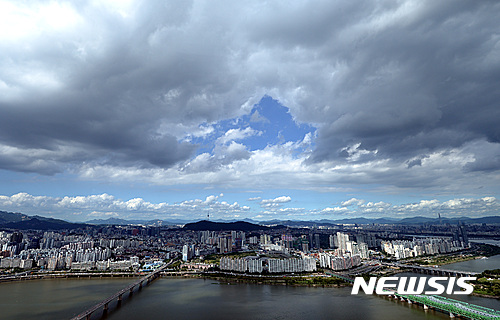 【서울=뉴시스】이영환 기자 = 초복을 사흘 앞둔 14일 오후 서울 영등포구 63스퀘어에서 바라본 하늘에 구름이 가득하다. 2016.07.14. 20hwan@newsis.com