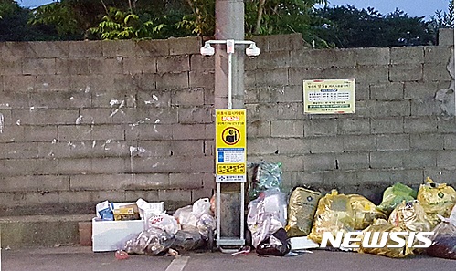 【진주=뉴시스】정경규 기자 = 경남 진주 연암공과대학교 창업동아리 (주)텔레비트는 피서지나 행사장 등에 무단투기를 예방할 수 있는 캐리어식 이동형 cctv를 국내 최초로 상용화 했다고 14일 밝혔다.2016.07.14.(사진=텔레비트 제공)&nbsp; photo@newsis.com 