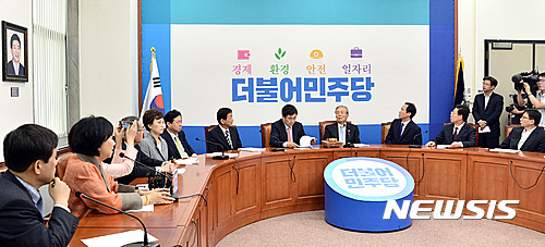 【서울=뉴시스】홍찬선 기자 = 더불어민주당 김종인 비대위 대표와 우상호 원내대표를 비롯한 비대위원들이 15일 오전 서울 여의도 국회에서 열린 비상대책위원회의에 참석해 손혜원 의원의 바뀐 보드판에 대해 설명을 듣고 있다. 손 의원은 시원한 정치로 야당의 정치를 보여준다는 시작으로 보드판을 만들었다고 설명했다. 2016.07.15. mania@newsis.com