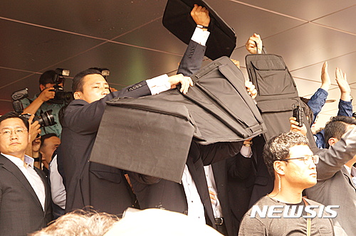 【성주=뉴시스】김진호 기자 = 15일 오전 경북 성주군청에서 열린 사드배치 관련 주민설명회에서 성난 주민들이 황교안 국무총리에게 계란과 물병 등을 던지자 경호원들이 막고 있다. 2016.07.15 kjh9326@newsis.com 
