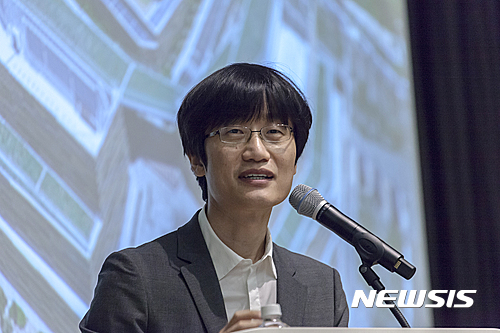 【춘천=뉴시스】장윤희 기자 = 네이버를 창업한 이해진 의장이 15일 강원 춘천 데이터센터 '각(閣)'에서 기자간담회를 열고 라인 상장 소감과 사업 계획을 밝혔다. 이날 네이버의 해외 자회사 라인주식회사는 뉴욕과 도쿄에 동시 상장했다.