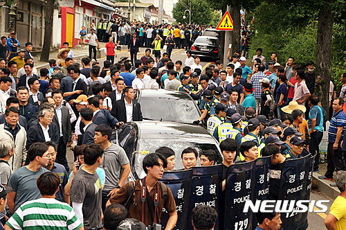 【성주=뉴시스】김진호 기자 = 2016년 7월15일 경북 성주군청에서 열린 사드배치 관련 주민설명회에서 성난 주민들에 의해 버스에 갇혀 있던 황교안 전 국무총리가 오후 5시께 승용차로 옮겨탄 뒤 탈출을 시도하다 또다시 도로에 잡혀 있다. 2016.07.15&nbsp; kjh9326@newsis.com