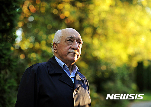 【세일러스버그=AP/뉴시스】레제프 타이이프 에르도안 터키 대통령은 16일(현지시간)실패한 군부 쿠데타 배후에 미국에 체류 중인 이슬람학자 페툴라 귤렌을 지목하고, 미국 정부에 귤렌을 터키에 인도하라고 요구했다. 사진은 지난 2013년 9월 24일 펜실베이니아주 세일러스버그 자택에서 언론 취재에 응하던 당시의 귤렌. 2016.07.17