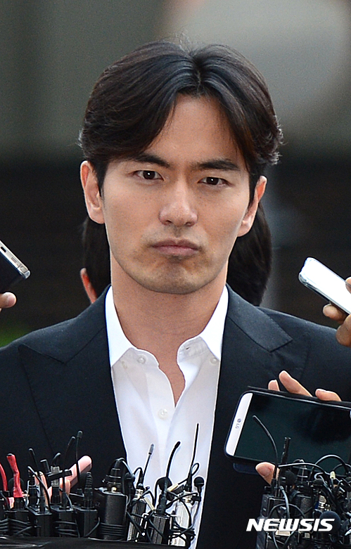 【서울=뉴시스】임태훈 기자 = 배우 이진욱이 A씨를 성폭행한 혐의로 피의자 신분 조사를 받기 위해 17일 오후 서울 강남구 개포동 수서경찰서로 출석해 취재진의 질문을 듣고 있다. 2016.07.17.&nbsp; taehoonlim@newsis.com