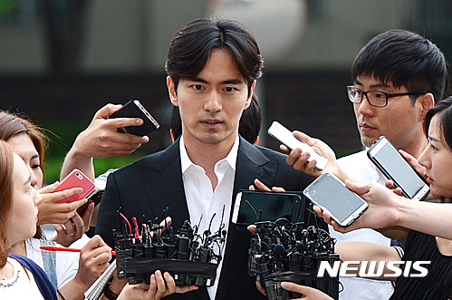【서울=뉴시스】임태훈 기자 = 배우 이진욱이 A씨를 성폭행한 혐의로 피의자 신분 조사를 받기 위해 17일 오후 서울 강남구 개포동 수서경찰서로 출석해 취재진의 질문에 답변하고 있다. 2016.07.17.&nbsp; taehoonlim@newsis.com