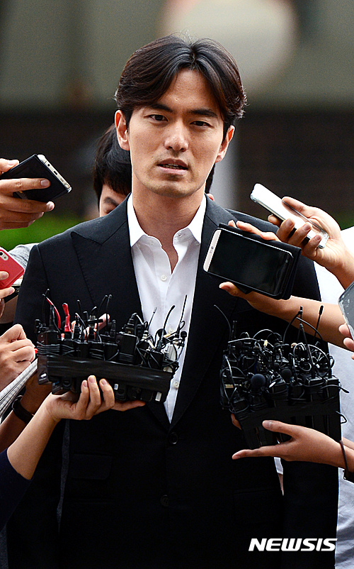 【서울=뉴시스】임태훈 기자 = 배우 이진욱이 A씨를 성폭행한 혐의로 피의자 신분 조사를 받기 위해 17일 오후 서울 강남구 개포동 수서경찰서로 출석해 취재진의 질문에 답변하고 있다. 2016.07.17.&nbsp; taehoonlim@newsis.com