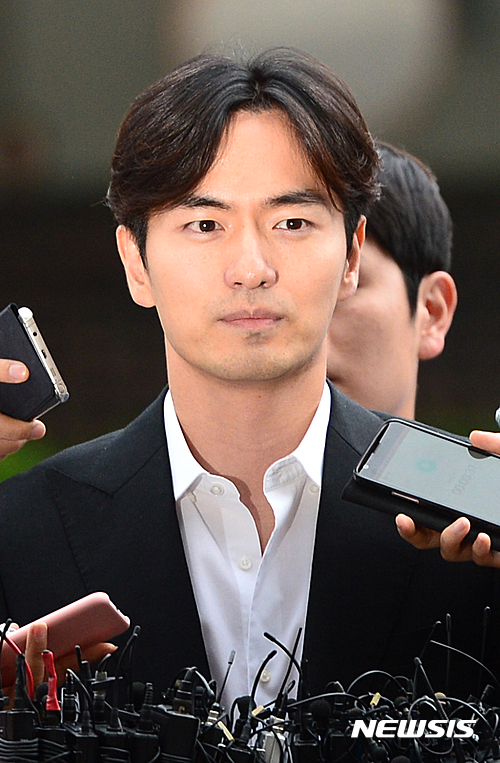 【서울=뉴시스】임태훈 기자 = 배우 이진욱이 A씨를 성폭행한 혐의로 피의자 신분 조사를 받기 위해 17일 오후 서울 강남구 개포동 수서경찰서로 출석해 취재진의 질문을 듣고 있다. 2016.07.17. taehoonlim@newsis.com