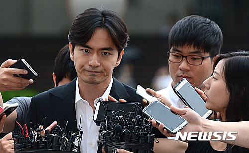【서울=뉴시스】임태훈 기자 = 배우 이진욱이 A씨를 성폭행한 혐의로 피의자 신분 조사를 받기 위해 17일 오후 서울 강남구 개포동 수서경찰서로 출석해 취재진의 질문을 듣고 있다. 2016.07.17.&nbsp; taehoonlim@newsis.com