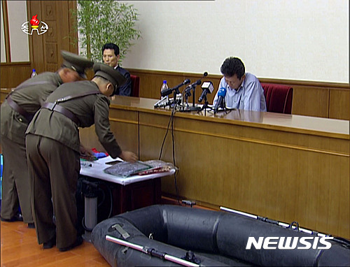 【서울=뉴시스】조선중앙TV는 17일 탈북자 고현철이 대한민국 국정원 지시로 북한 고아를 납치해 한국으로 데려가려 했다는 자백 기자회견을 보도했다. 사진은 고 씨를 체포 당시 현장에서 압수했다는 증거물 모습. 2016.07.16. (사진=조선중앙TV 캡쳐)&nbsp; photo@newsis.com