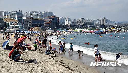 【울산=뉴시스】박일호 기자 = 울산시 일산해수욕장 개장 기간 동안 해수욕장을 찾는 관광객들에게 청소년 상담과 관광안내, 도서대여 등 다양한 서비스를 제공한다고 24일 밝혔다. 사진은 일산해수욕장. 2017.07.24. piho@newsis.com