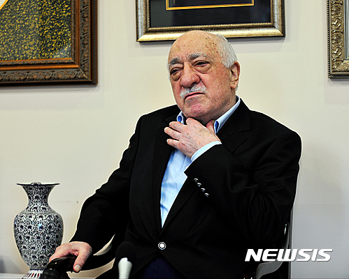 【세일러스버그=AP/뉴시스】터키 출신의 이슬람학자 페툴라 귤렌이 17일(현지시간) 미국 펜실베이니아주 세일러스버그 자택에서 실패한 쿠데타 배후세력으로 자신을 지목한 레제프 타이이프 에르도안 터키 대통령의 주장을 일축하고 있다. 2016.07.18