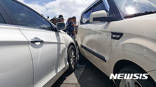 【성주=뉴시스】박준 기자 = 황교안 전 국무총리가 지난 15일 성주군청에서 실시된 사드(THAAD·고고도미사일방어체계) 배치 설명회에 참석 후 성산포대로 이동 중 주민 이모(37)씨가 탄 차와 충돌한 사고에 대한 현장조사가 진행된 모습. 2016.07.18 june@newsis.com