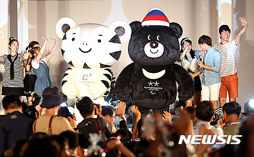 【평창=뉴시스】김경목 기자 = 18일 오후 강원 평창군 횡계초등학교에서 2018 평창동계올림픽 및 동계패럴림픽대회 마스코트인 '수호랑'과 '반다비' 실물인형 첫 공개행사가 열리고 있다.&nbsp; 조직위는 지난 6월 마스코트 발표 후 대한민국 국민은 물론 전 세계인이 평창과 소통하는 계기를 마련하기 위해 이날 실물인형 첫 공개행사를 시작으로 전국 투어를 알리는 홍보 캠페인을 시작했다. 2016.07.18.&nbsp; photo31@newsis.com 