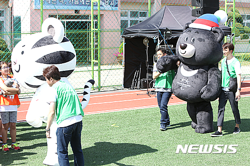 【평창=뉴시스】김경목 기자 = 18일 오후 강원 평창군 횡계초등학교에서 2018 평창동계올림픽 및 동계패럴림픽대회 마스코트인 '수호랑'과 '반다비' 실물인형 첫 공개행사가 열린 가운데 수호랑과 반다비가 힘겹게 발걸음을 옮기고 있다.&nbsp; 조직위는 지난 6월 마스코트 발표 후 대한민국 국민은 물론 전 세계인이 평창과 소통하는 계기를 마련하기 위해 이날 실물인형 첫 공개행사를 시작으로 전국 투어를 알리는 홍보 캠페인을 시작했다. 2016.07.18.&nbsp; photo31@newsis.com
