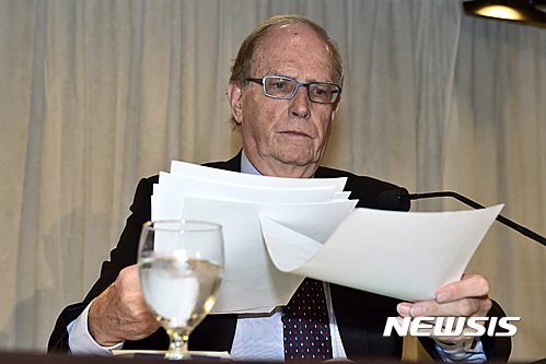 【토론토=AP/뉴시스】세계반도핑기구(WADA)가 러시아 정부가 조직적으로 자국 선수들의 도핑(금지약물복용)을 은폐하고 지원한 의혹이 사실로 증명됐다고 밝혔다. 사진은 18일(현지시간) 도핑 실태 보고서를 발표하는 리처드 맥라렌 변호사. 2016.07.19