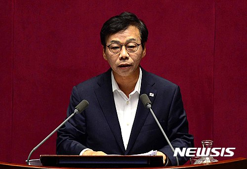 【서울=뉴시스】전신 기자 = 경북 성주를 지역구로 두고 있는 새누리당 이완영 의원이 19일 서울 여의도 국회 본회의장에서 열린 제344회국회(임시회) 제1차 본회의에서 한민구 국방장관에게 사드 배치에 대한 긴급현안질문을 하고 있다. 2016.07.19&nbsp; photo1006@newsis.com