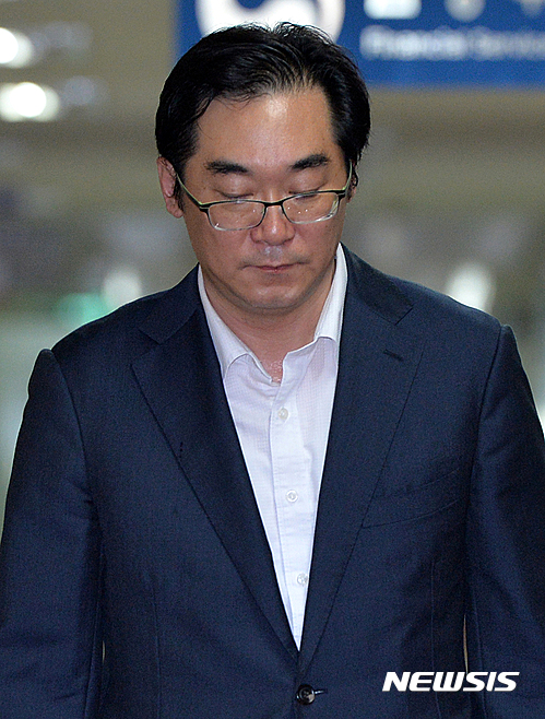 【서울=뉴시스】사진공동취재단 = ‘민중은 개·돼지’ 막말 논란을 일으킨 나향욱 전 교육부 정책기획관이 19일 오후 인사혁신처 중앙징계위원회에 입장하고 있다. 앞서 교육부는 한 언론사 기자들과의 식사자리에서 부적절한 발언을 한 나 전 기획관에 대해 최고 수위의 징계인 '파면' 징계를 요구하는 징계의결 요구서를 지난 13일 인사처 중앙징계위에 제출했다. 2016.07.19 photo@newsis.com