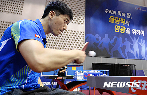 【서울=뉴시스】 박문호 기자 = 19일 오후 서울 노원구 화랑로 태릉선수촌에서 열린 리우올림픽·패럴림픽 탁구국가대표(장애인·비장애인)팀 합동훈련에서 패럴림픽 탁구 국가대표 김영건(서울시청) 등 선수들이 구슬땀을 흘리며 훈련하고 있다. 2016.07.19.&nbsp; go2@newsis.com