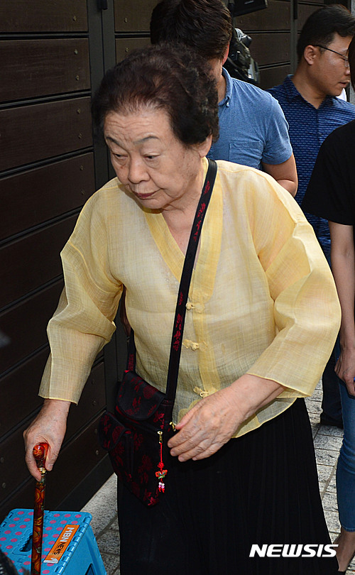 【서울=뉴시스】배훈식 기자 = 신격호 롯데그룹 총괄회장 부친의 기일인 19일 오후 서울 성북구 신동주 에스디제이 회장 자택에 신격호 회장의 동생 신경애씨가 들어가고 있다.&nbsp; 이날 제사가 진행된 신동주 회장의 자택에는 신준호 푸르밀 회장 등 친인척들이 모였다. 2016.07.19.&nbsp; dahora83@newsis.com